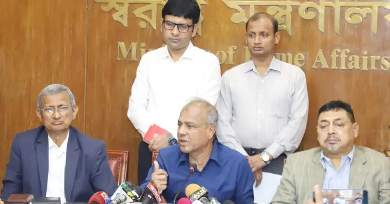 কথা বলছেন স্বরাষ্ট্র উপদেষ্টা জাহাঙ্গীর আলম চৌধুরী